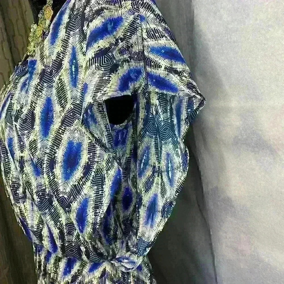 Bar lll Feather Patterned Flutter sleeve dress - Picture 4 of 8